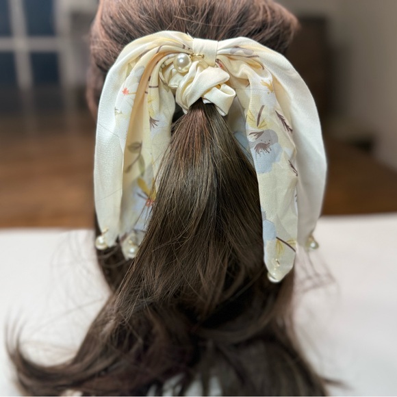 Floral Pearl-Embellished Hair Scrunchies Set 4 pieces - Picture 8 of 10